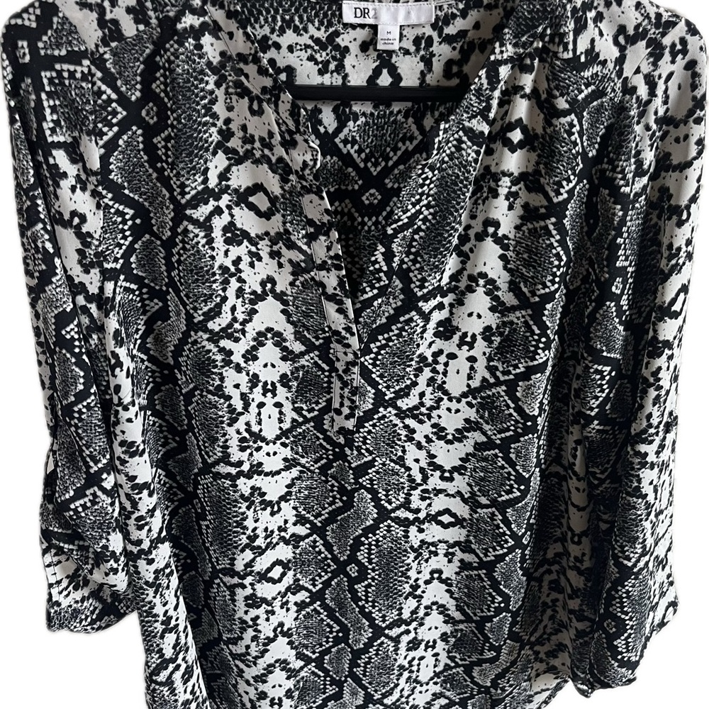 DR2 Snake Print lightweight Blouse 
Black white gray